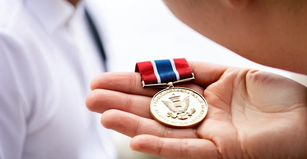 La médaille idéale pour un baptême civil inoubliable
